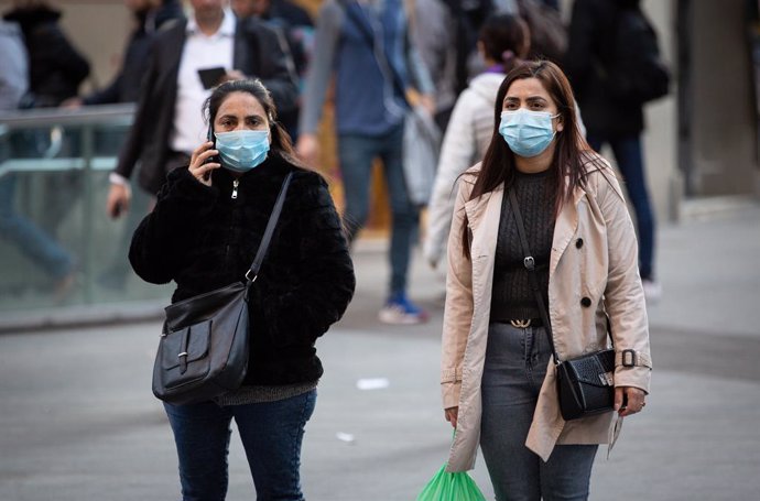 Persones amb mascarilla a Barcelona davant el brot de coronavirus.