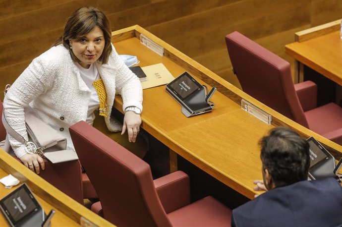 La presidenta del PPCV, Isabel Bonig, durante una sesión ordinaria en las Corts Valencianes para tratar, entre otras cuestiones, de la creación de una comisión especial de estudio sobre discapacidad y diversidad funcional. En Valencia, Comunidad Valenci