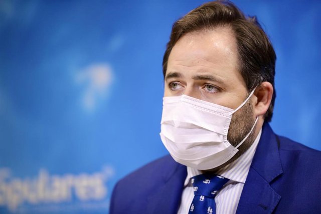 El presidente del PP, Paco Núñez, en rueda de prensa en las Cortes.