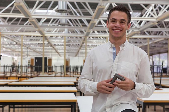El estudiante de Diseño Pablo Pérez con su prototipo de martillo plegable de acero al carbono y madera