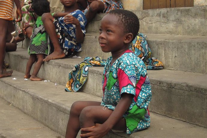 Niño en Dantokpa, Benin (África)