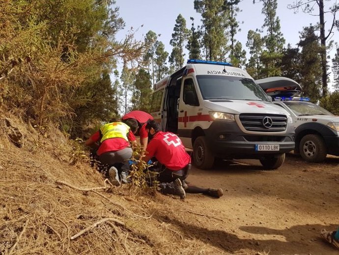 Efectivos de Cruz Roja asisten al ciclista herido