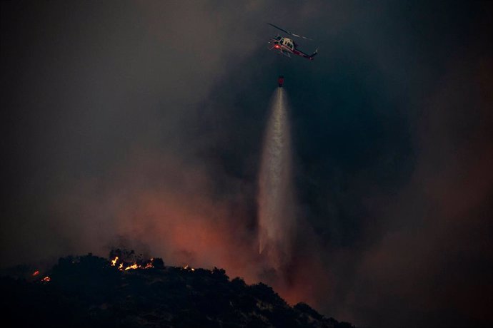 EEUU.- Miles de evacuados en California ante el avance del incendio en el condad