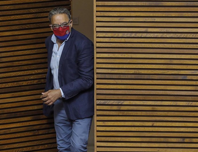 El portavoz del grupo socialista en las Cortes, Manolo Mata, se protege con una mascarilla del Club de Fútbol Levante Unión Deportiva a su llegada a una sesión ordinaria en las Corts Valencianes