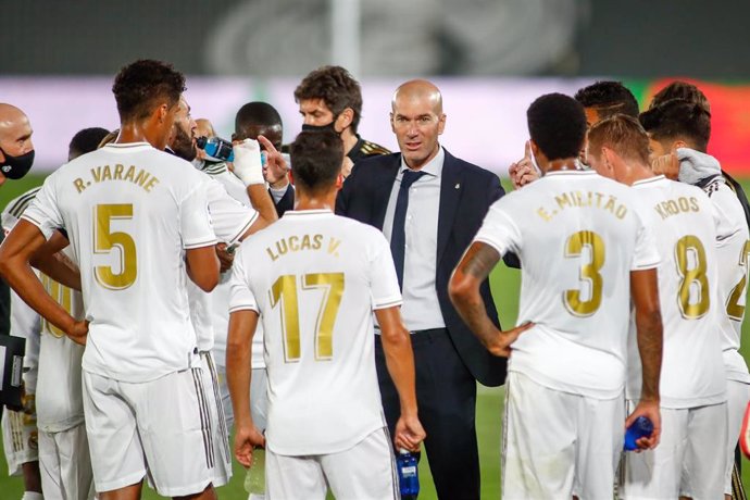 Zidane habla con sus jugadores durante uno de los dos parones del partido ante el Alavés de LaLiga Santander 2019-2020