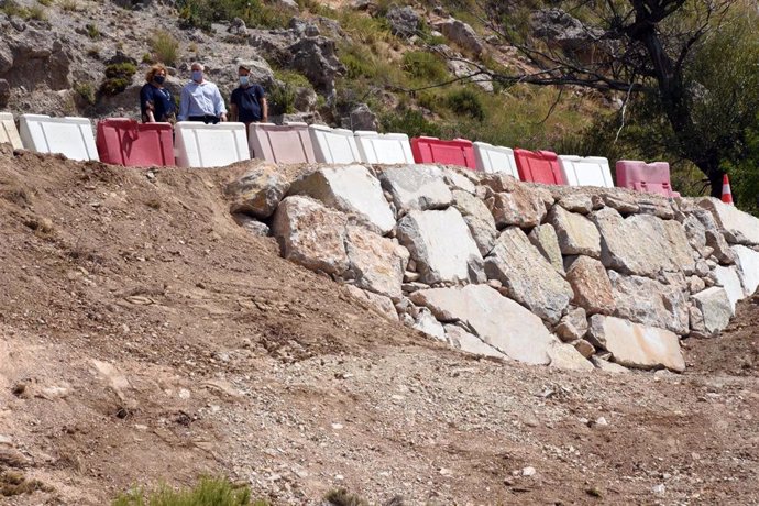 Diputación realiza trabajos de reparación en la carretera de la Alfaguara
