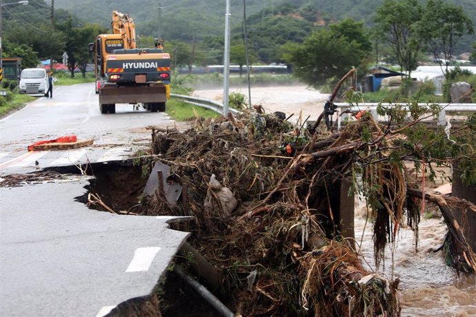 Derrumbe de parte de una carretera a causa de las lluvias torrenciales en Corea del Sur
