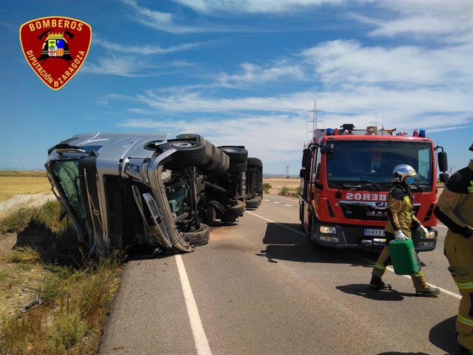 Bomberos de la DPZ han tenido que rescatar al conductor del camión