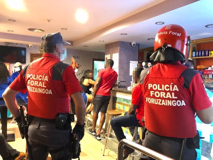 Policía Foral desaloja un bar en Pamplona por sobrepasar el horario de cierre