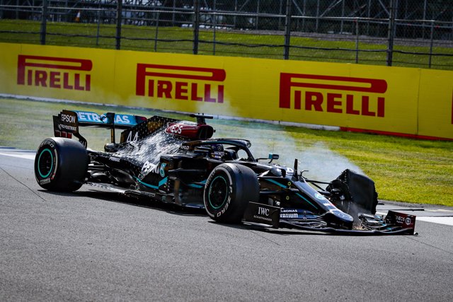 Lewis Hamilton rodando en la última vuelta del Gran Premio de Gran Bretaña con una rueda pinchada