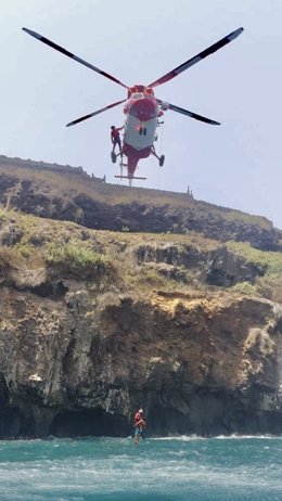 El helicóptero del GES procede al rescate de uno de los chicos