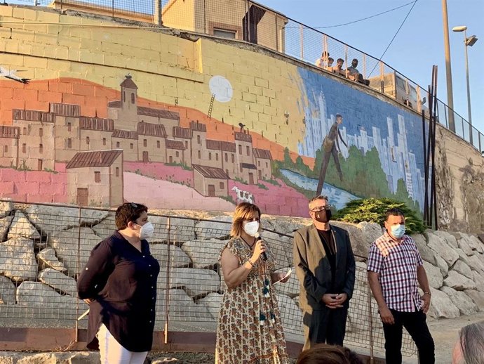 Homenaje al artista y poeta Joan Barceló en su pueblo natal, Mernrguens (Lleida), con el presidente de la Diputación de Lleida, Joan Talarn,  y la alcaldesa Anna M. Clavís.