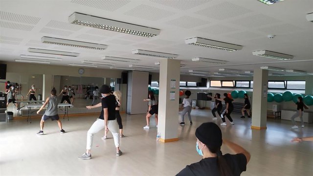 Clase de dancehall en la Casa de la Juventud