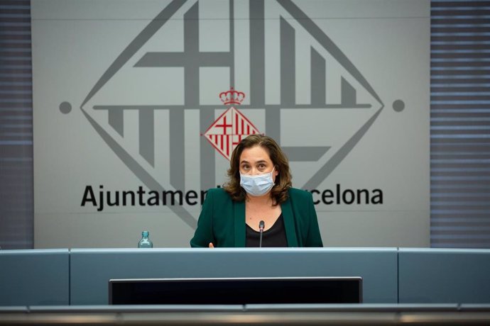 La alcaldesa Ada Colau (c) ofrece una rueda de prensa para informar sobre la situación del coronavirus en Barcelona, en el Ayuntamiento de la capital, Cataluña (España), a 13 de julio de 2020.