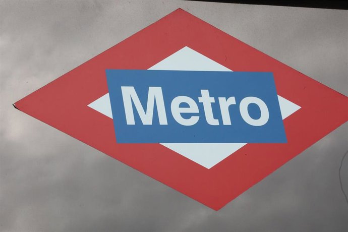 Cartel de la estación de Metro de Nuevos Ministerios con el logotipo del suburbano.