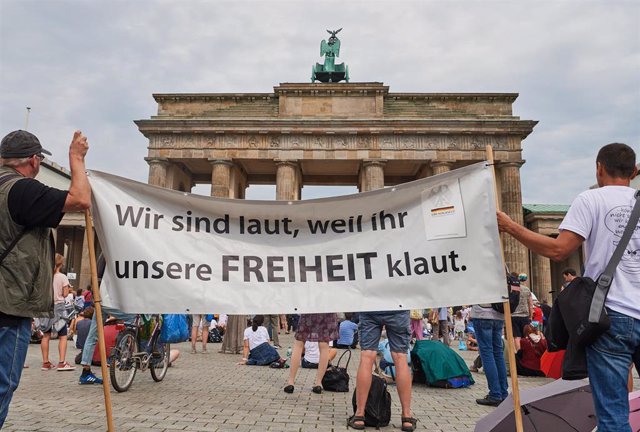 Marcha en Berlín contra las medidas restrictivas por la pandemia de coronavirus