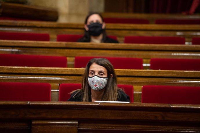 La consellera de la Presidencia y portavoz del Govern, Meritxell Budó, durante un pleno de control al Gobierno de la Generalitat, marcado principalmente por la gestión del COVID-19, en el Parlamento catalán, Barcelona, Cataluña (España), a 22 de julio d