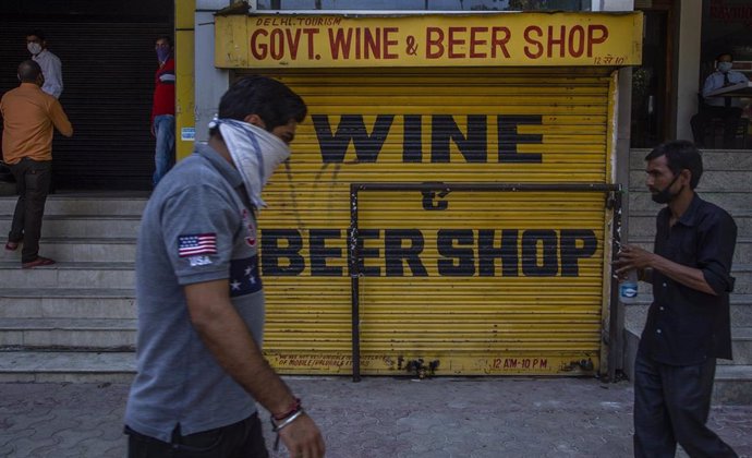 Tienda de bebidas alcohólicas de Nueva Delhi durante la pandemia de coronavirus en India