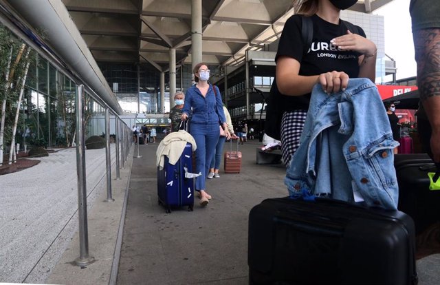Turistas llegando al aeropuerto de Málaga tras la cuarentena impuesta por Reino Unido, foto de archivo