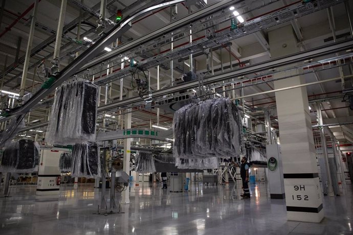 Interior de las instalaciones de Mango en el que se ve ropa de la marca colgada, lista para ser distribuida, en el centro logístico de Lli d'Amunt, en Lli d'Amunt/Barcelona a 27 de noviembre de 2019.