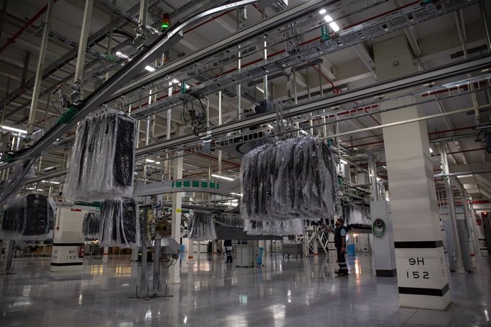 Interior de les installacions de Mnec en el qual es veu roba de la marca penjada, llista per ser distribuda, al centre logístic de Lli d'Amunt, a Lli d'Amunt/Barcelona a 27 de novembre de 2019.