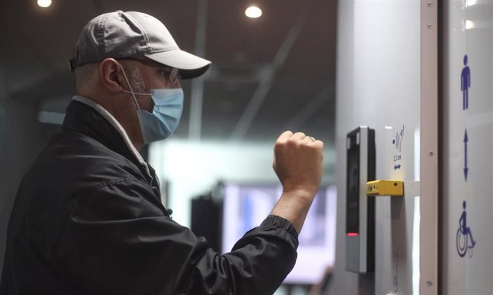 El responsable del Departamento de Ingeniería de Crambo, Balbi González Medina, opera en la sede de la compañía, que provee de soluciones tecnológicas globales dirigidas a Corporate & Education, IoT, DS & LED Solutions y AV Pro, y lanzó a finales de abr