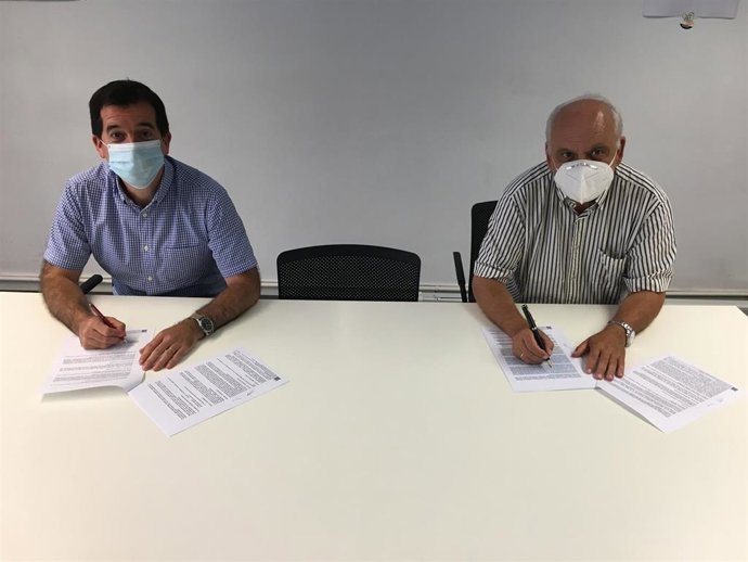 El director general de Acción Exterior, Mikel Irujo, y el director general de la Fundación ADItech, Juan Ramón de la Torre, durante la firma del convenio