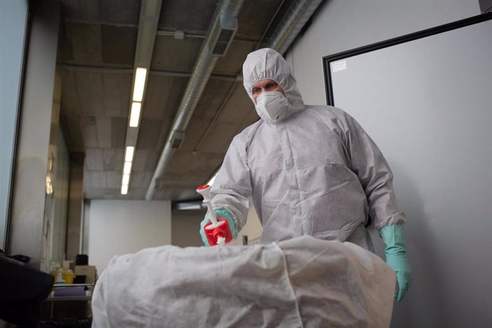 Un operari del Crematori de Girona desinfecta el cos d'una persona morta amb Covid-19 i el seu taüt, abans d'introduir-li en el forn crematori. A Girona, Catalunya, (Espanya), a 6 de maig de 2020 (arxiu).