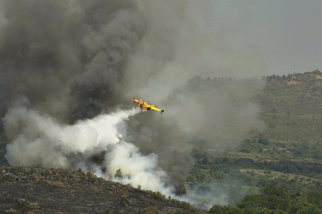 Un avión de la UME sobrevuela y vierte agua sobre el incendio de Cualedro (Ourense), que ya se ha convertido en el peor del año, arrasando más de 1.500 hectáreas, en Cualedro (Ourense)