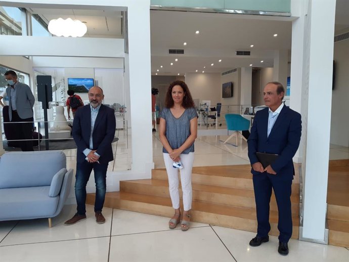 De izqda a dcha. El conseller insular de Turismo y Deportes, Andreu Serra, la presidenta del Consell, Catalina Cladera, y el CEO de la división de viajes Barceló Avoris, Vicente Fenollar.