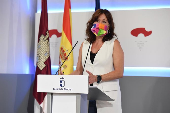 La portavoz del Gobierno de C-LM, Blanca Fernández, en rueda de prensa.