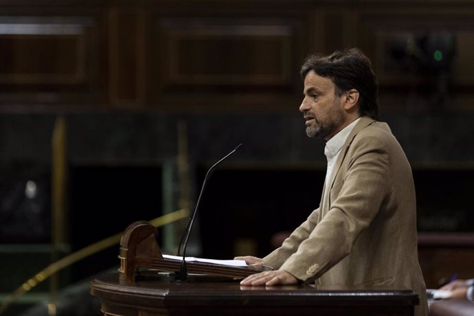 El Presidente del Grupo Confederal UP-EC-GeC en el Congreso de los Diputados, Jaume Asens, interviene desde la tribuna en una sesión plenaria en el Congreso.