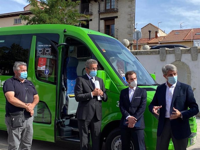 El consejero de Transportes, Movilidad e Infraestructuras de la Comunidad de Madrid, Ángel Garrido, presenta la nueva línea de autobús interurbano a demanda en la Sierra norte.