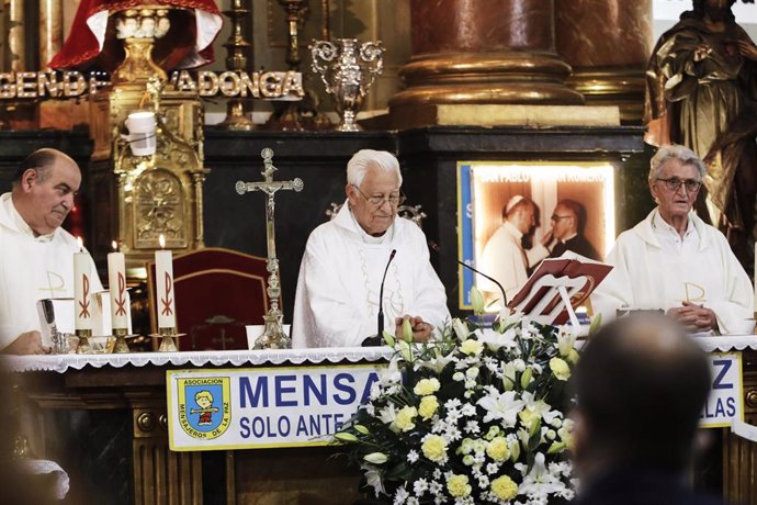 El Padre Ángel (c) oficia un funeral-homenaje en la iglesia de San Antón para las 59 víctimas del coronavirus no reclamadas, en Madrid (España), a 28 de julio de 2020. Los cuerpos de los fallecidos han permanecido durante tres meses custodiados por la C