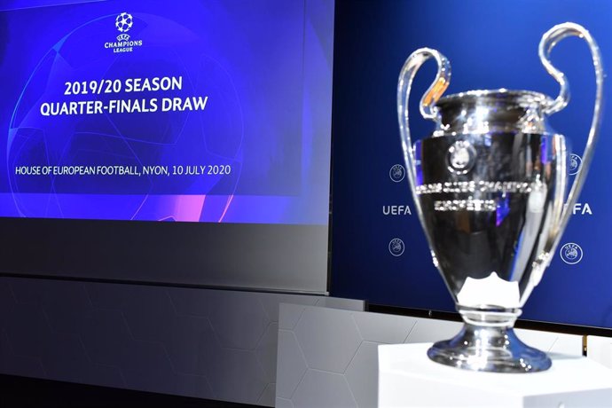 Imagen del trofeo de campeón de la Liga de Campeones antes del sorteo de los cuartos de la temporada 2019-2020