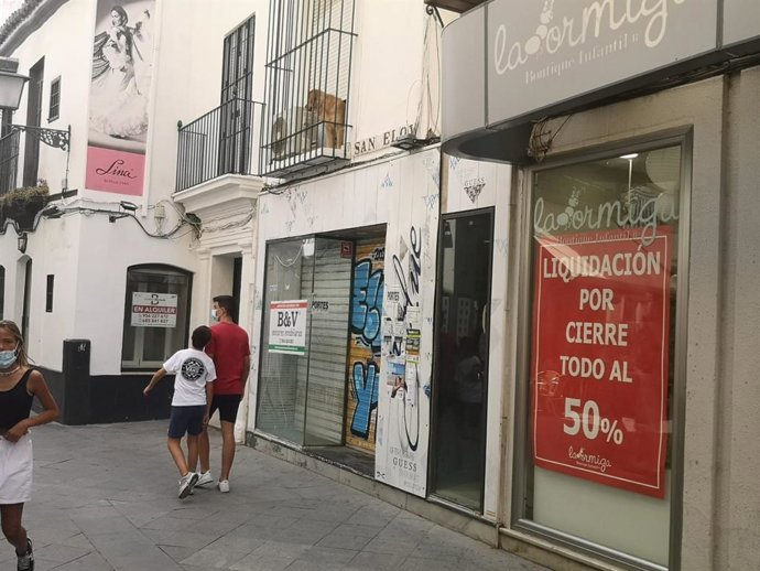 Uno de los establecimientos del centro de Sevilla, en la calle San Eloy, que anuncia el cierre del negocio