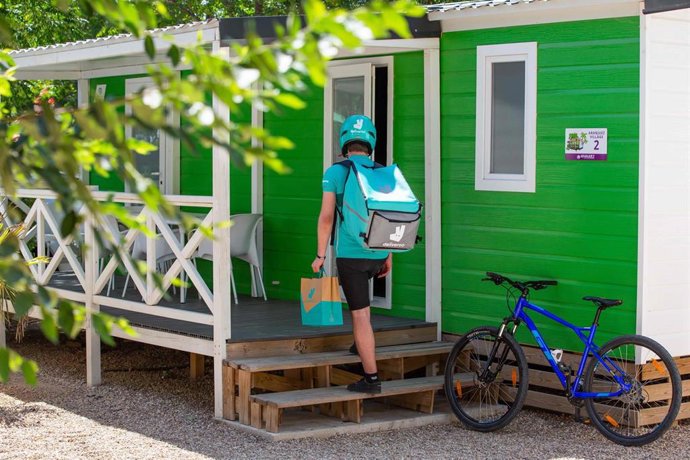 Deliveroo amplía su servicio de entrega a los campings en España