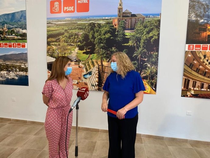 La portavoz de Educación del Grupo Socialista en el Parlamento andaluz, Beatriz Rubiño, y la secretaria general socialista en Motril, Flor Almón