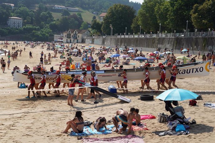 Remeros se preparan antes del inicio del Campeonato de Euskadi de Traineras 2020 celebrado en el puerto de Lekeitio, Vizcaya, País Vasco (España), a 31 de julio de 2020.
