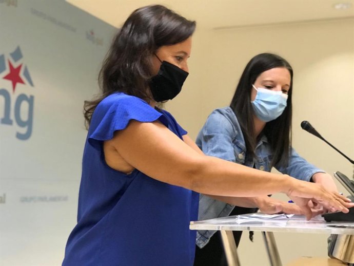 La portavoz del BNG en Europa, Ana Miranda, y la viceportavoz del BNG en la pasada legislatura, Olalla Rodil ,en rueda de prensa este lunes en Santiago para abordar los fondos de reconstrucción europea