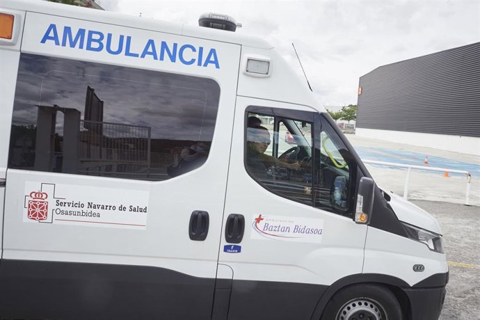 Una ambulancia del Servicio Navarro de Salud en una jornada marcada por la extracción de muestras en el recinto ferial REFENA de Pamplona para un programa iniciado esta semana por el departamento de Salud del Gobierno de Navarra y dirigido al personal s