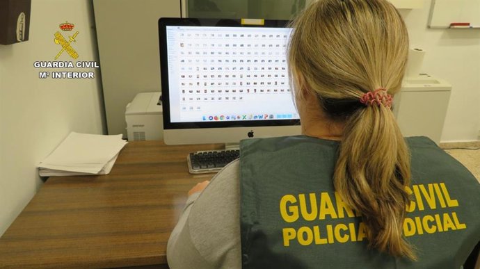 Una agente de la Policía Judicial de la Guardia Civil.