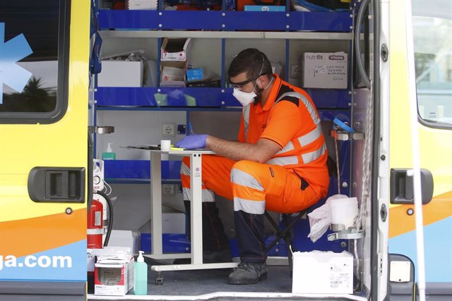 Dispositivo sanitario de la prueba test del PCR para detectar la infección por coronavirus a una persona desde su coche, instalado en el recinto de aparcamineto del centro de salud de la barriada La Roca, en Málaga, (Andalucía, España), a 23 de enero de 2