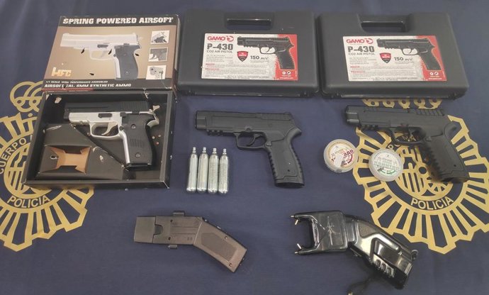 Policía Nacional Nota De Prensa Y Foto (La Policía Nacional Detiene A Tres Jóvenes Por Amenazar A Un Vigilante De Seguridad Con Una Pistola En Una Urbanización En Marbella)