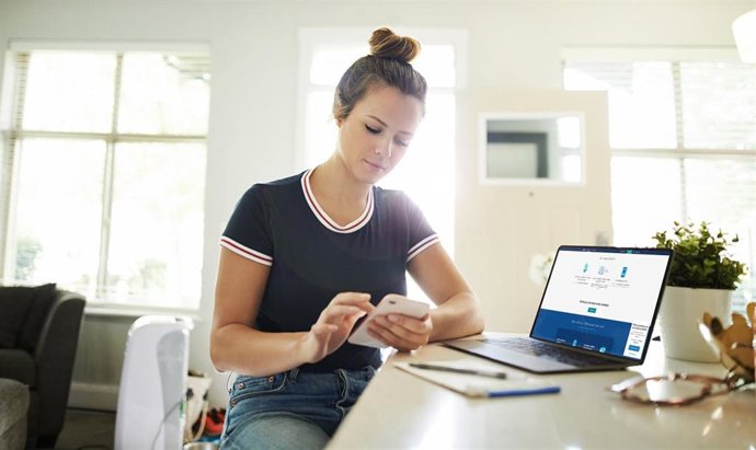 Imagen de recurso de un cliente joven de BBVA. Cuenta BBVA para jóvenes.