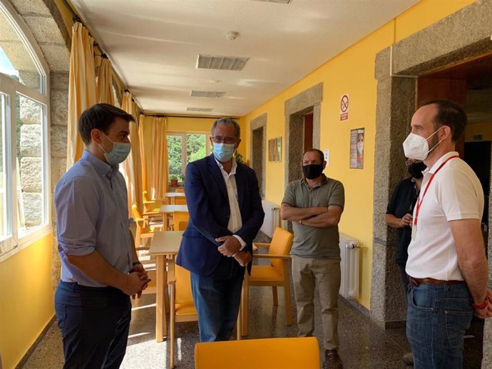 El consejero de Educación y Juventud de la Comunidad de Madrid, Enrique Ossorio, en su visita a un albergue juvenil en Cercedilla.