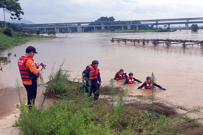 Trabajos de búsqueda de un desaparecido a causa de las lluvias torrenciales e inundaciones en Corea del Sur