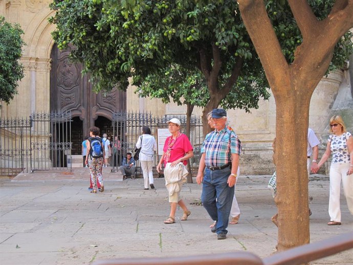 Turistas mayores en la ciudad de Málaga