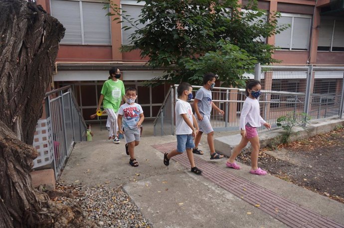 Diversos nens i nenes participen en les activitats d'estiu de la Fundació Pere Tarrés per a collectius en situació de vulnerabilitat, aquest dilluns 3 d'agost del 2020 en el Casal de la Zona Franca de Barcelona.
