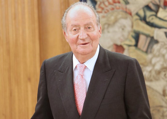 AMP.- El Rey Juan Carlos comunica a Felipe VI su decisión de trasladar su reside